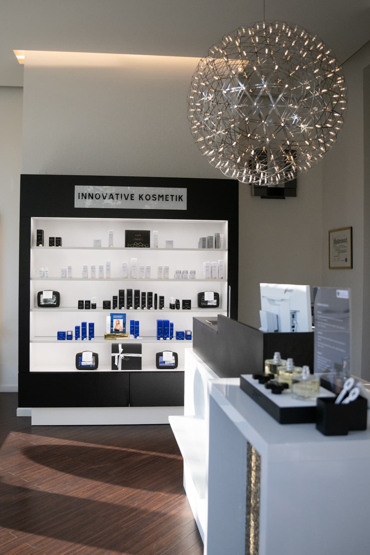 Produktregal mit innovativer Kosmetik im Studio in Dresden